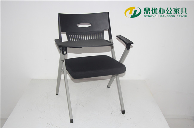 購買學(xué)校培訓(xùn)椅勿貪顏色鮮艷 購買學(xué)校培訓(xùn)椅勿貪顏色鮮艷